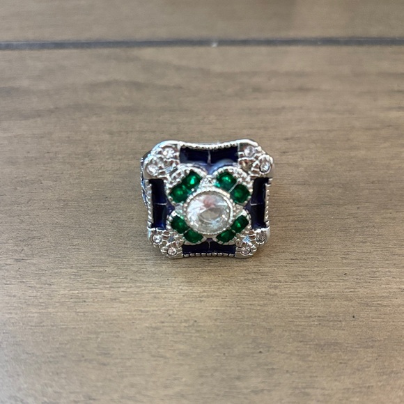 Jewelry - Elegant Silver and Green Statement Ring - Size 8.75